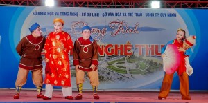 Chương trình biểu diễn nghệ thuật của Nhà hát Nghệ thuật truyền thống tỉnh phối hợp với Trường Đại học FPT Quy Nhơn và Trung tâm võ thật cổ truyền Bình Định tại Quảng trường Nguyễn Tất Thành ngày 04.5.2024