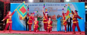 Chương trình biểu diễn nghệ thuật của Nhà hát Nghệ thuật truyền thống tỉnh phối hợp với Trung tâm Võ thuật Cổ truyền Bình Định tại Quảng trường Nguyễn Tất Thành ngày 25.5.2024