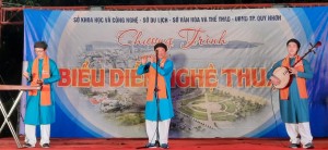 Chương trình biểu diễn nghệ thuật của Nhà hát Nghệ thuật truyền thống tỉnh phối hợp với Trường Đại học FPT Quy Nhơn và Trung tâm võ thuật cổ truyền Bình Định tại Quảng trường Nguyễn Tất Thành ngày 18.5.2024
