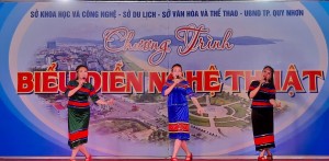 Chương trình biểu diễn nghệ thuật của Nhà hát nghệ thuật truyền thống tỉnh phối hợp với Trung tâm võ thuật cổ truyền Bình Định tại Quảng trường Nguyễn Tất Thành ngày 11.5.2024
