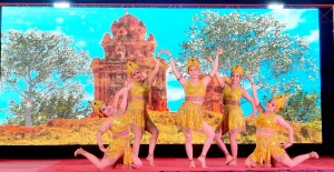 Chương trình biểu diễn nghệ thuật của Nhà hát Nghệ thuật truyền thống tỉnh phối hợp với Trường Đại học FPT Quy Nhơn và Trung tâm Võ thuật cổ truyền Bình Định tại Quảng trường Nguyễn Tất Thành ngày 21.6.2024
