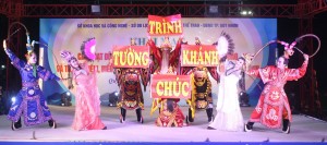 Chương trình biểu diễn nghệ thuật tổng hợp của Nhà hát Nghệ thuật truyền thống tỉnh phối hợp với Trung tâm Võ thuật cổ truyền trong khuôn khổ Lễ hội Tinh hoa đất biển Bình Định tại Quảng trường Nguyễn Tất Thành ngày 12.7.2024