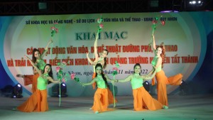 Chương trình biểu diễn nghệ thuật tổng hợp của Nhà hát nghệ thuật truyền thống tỉnh phối hợp với Trung tâm võ thuật cổ truyền trong khuôn khổ Lễ hội Tinh hoa đất biển Bình Định tại Quảng trường Chiến Thắng ngày 12.7.2024