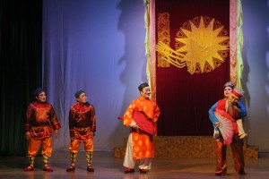 Chương trình biểu diễn nghệ thuật tổng hợp của Nhà hát nghệ thuật truyền thống tỉnh phối hợp với Trung tâm võ thuật cổ truyền Bình Định tại Quảng trường Nguyễn Tất Thành ngày 07.6.2025