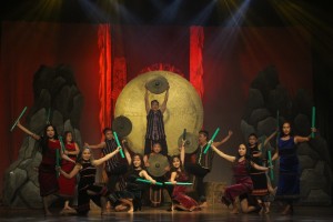 Chương trình biểu diễn nghệ thuật tổng hợp của Nhà hát nghệ thuật truyền thống tỉnh phối hợp với Trung tâm võ thuật cổ truyền tại Quảng trường Nguyễn Tất Thành ngày 06-9-2025