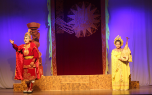 Chương trình biểu diễn nghệ thuật của Nhà hát nghệ thuật truyền thống tỉnh phối hợp với Trung tâm võ thuật cổ truyền tại Quảng trường Nguyễn Tất Thành ngày 11-10-2025