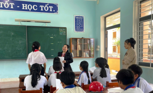 Tổ chức giảng dạy cho "Câu lạc bộ em yêu nghệ thuật truyền thống" tại trường THCS Phù Mỹ