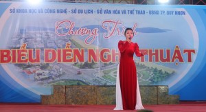 Chương trình biểu diễn nghệ thuật của Nhà hát Nghệ thuật truyền thống tỉnh phối hợp với Trường Đại học FPT Quy Nhơn và Trung tâm võ thuật cổ truyền Bình Định tại Quảng trường Nguyễn Tất Thành ngày 01.6.2024