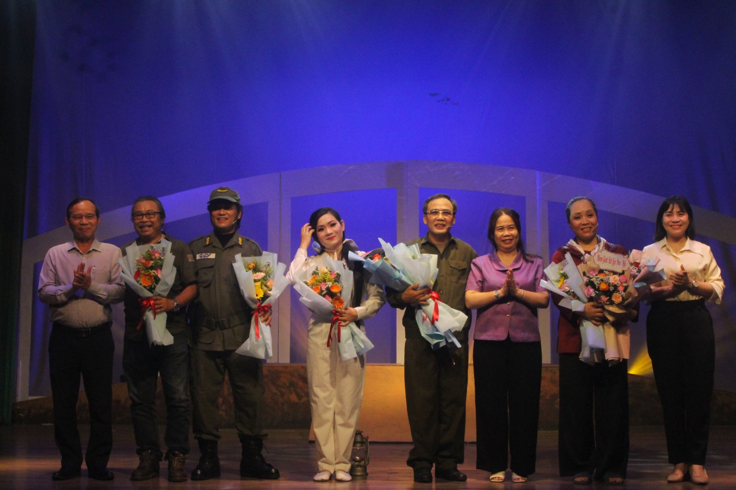 lãnh đạo sở tặng hoa