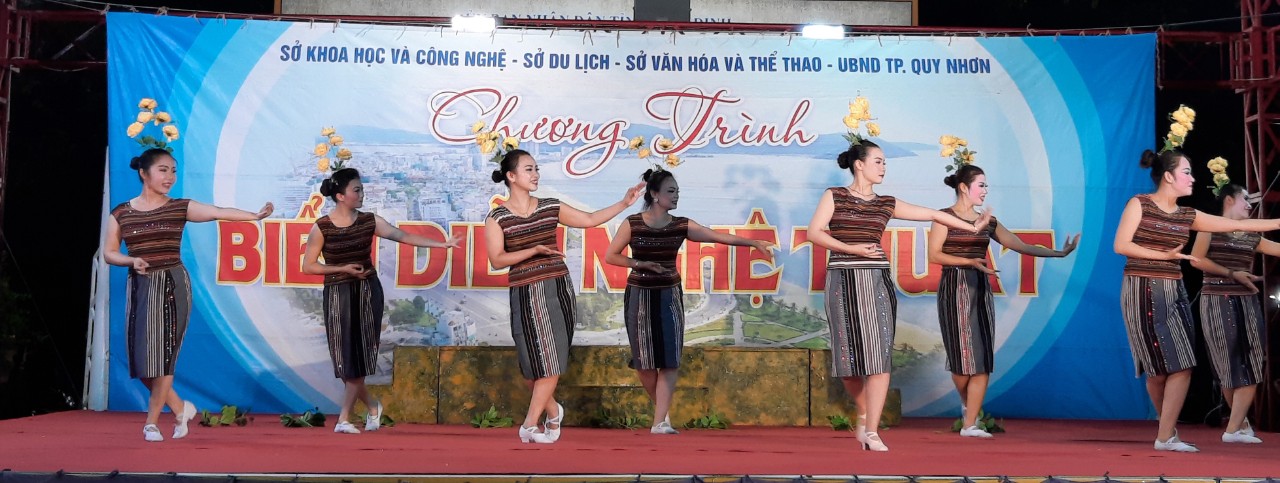 HÁI LÁ MÙA XUÂN