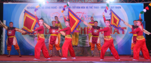 Chương trình biểu diễn nghệ thuật của Nhà hát nghệ thuật truyền thống tỉnh phối hợp với Trung tâm võ thuật cổ truyền tại Quảng trường Nguyễn Tất Thành ngày 19.7.2025