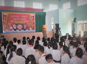 Nhà hát Nghệ thuật truyền thống tỉnh “nối dài” chuỗi hoạt động giao lưu, trải nghiệm nghệ thuật truyền thống Tuồng và Bài chòi  tại trường THCS Mai Xuân Thưởng