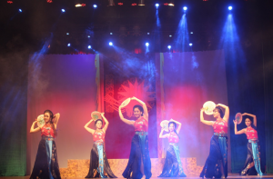 Chương trình biểu diễn nghệ thuật tổng hợp của Đoàn Ca kịch Bài chòi thuộc Nhà hát nghệ thuật truyền thống tỉnh phối hợp với Trung tâm võ thuật cổ truyền Bình Định tại Quảng trường Nguyễn Tất Thành ngày 16/5/2026