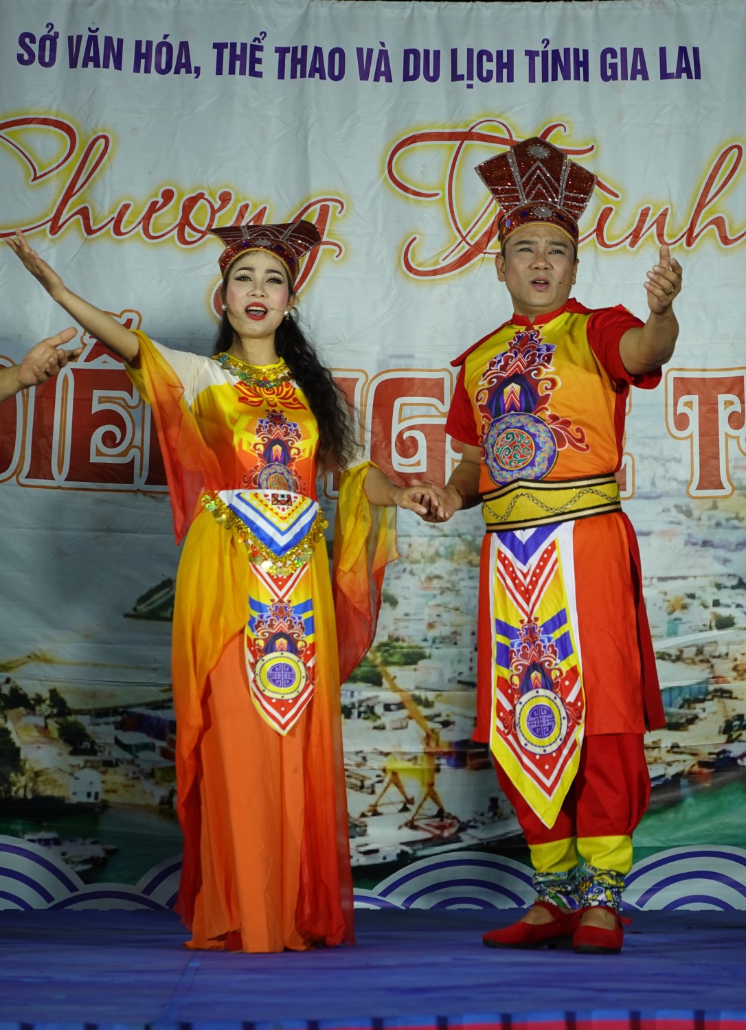 về cùng bên nhau